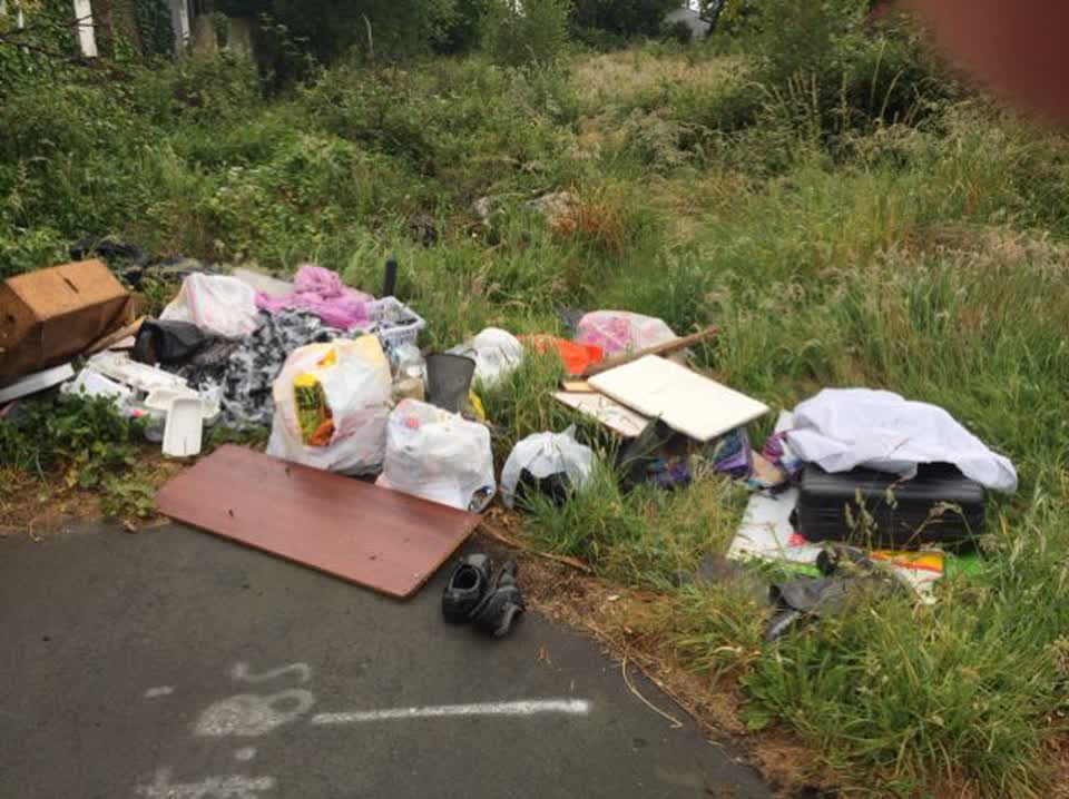 The photograph attached to this rubbish/recycling report