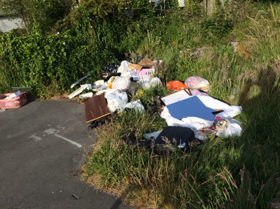 The photograph attached to this rubbish/recycling report
