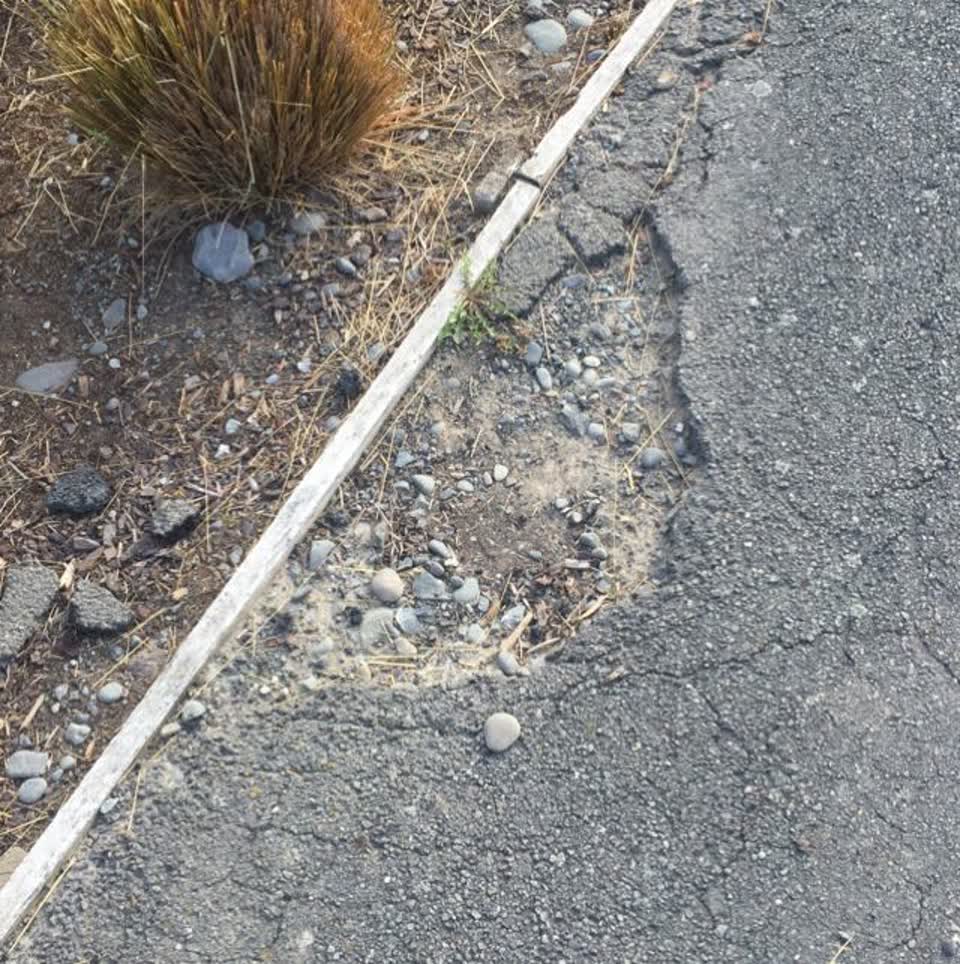 The photograph attached to this roading/streets report