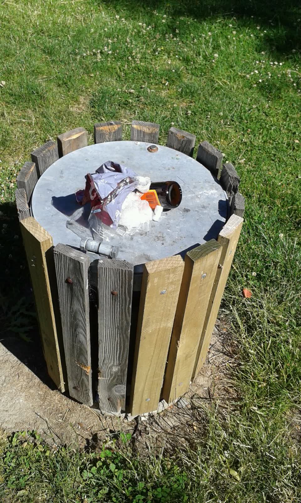 The photograph attached to this rubbish/recycling report