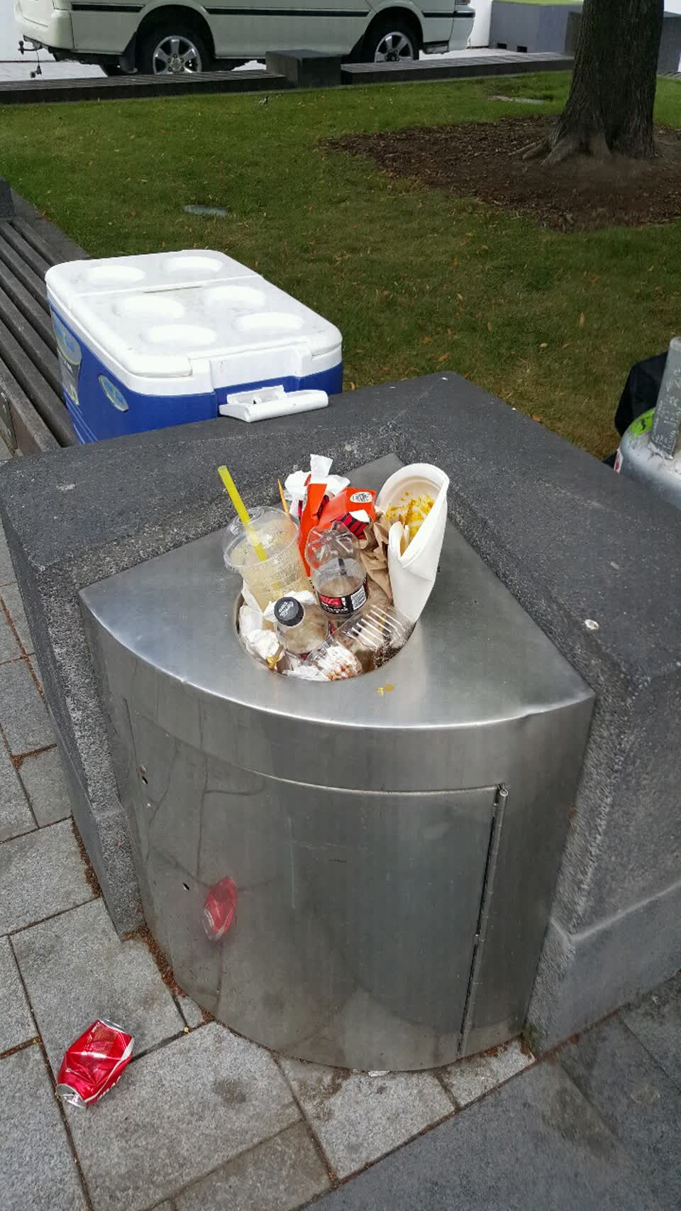 The photograph attached to this rubbish/recycling report