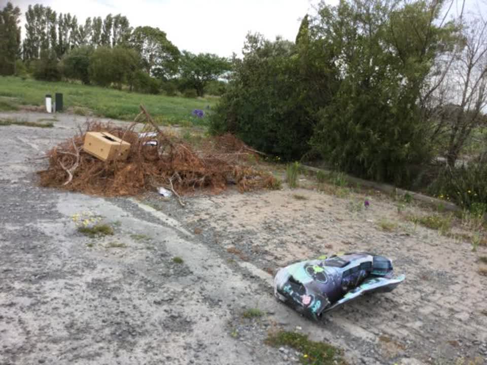 The photograph attached to this rubbish/recycling report