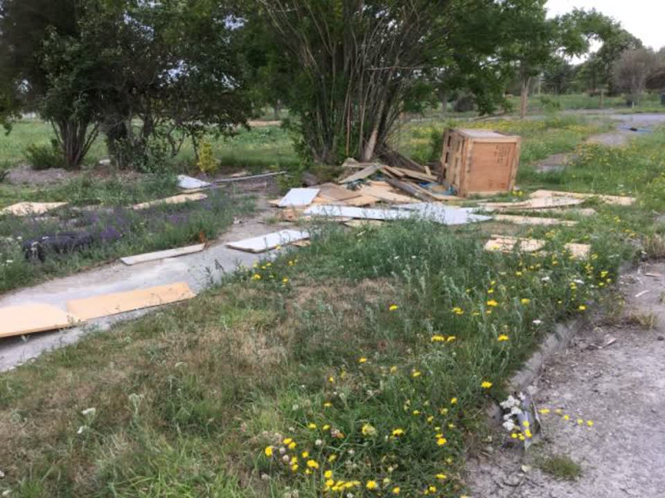 The photograph attached to this rubbish/recycling report