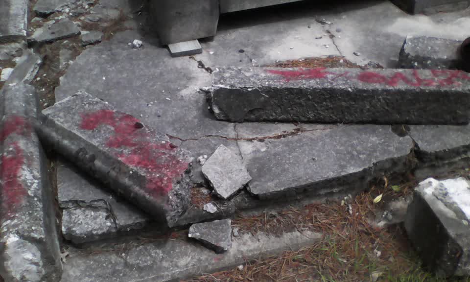 The photograph attached to this graffiti report