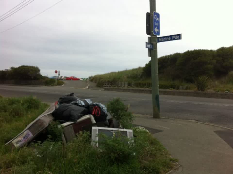 The photograph attached to this rubbish/recycling report