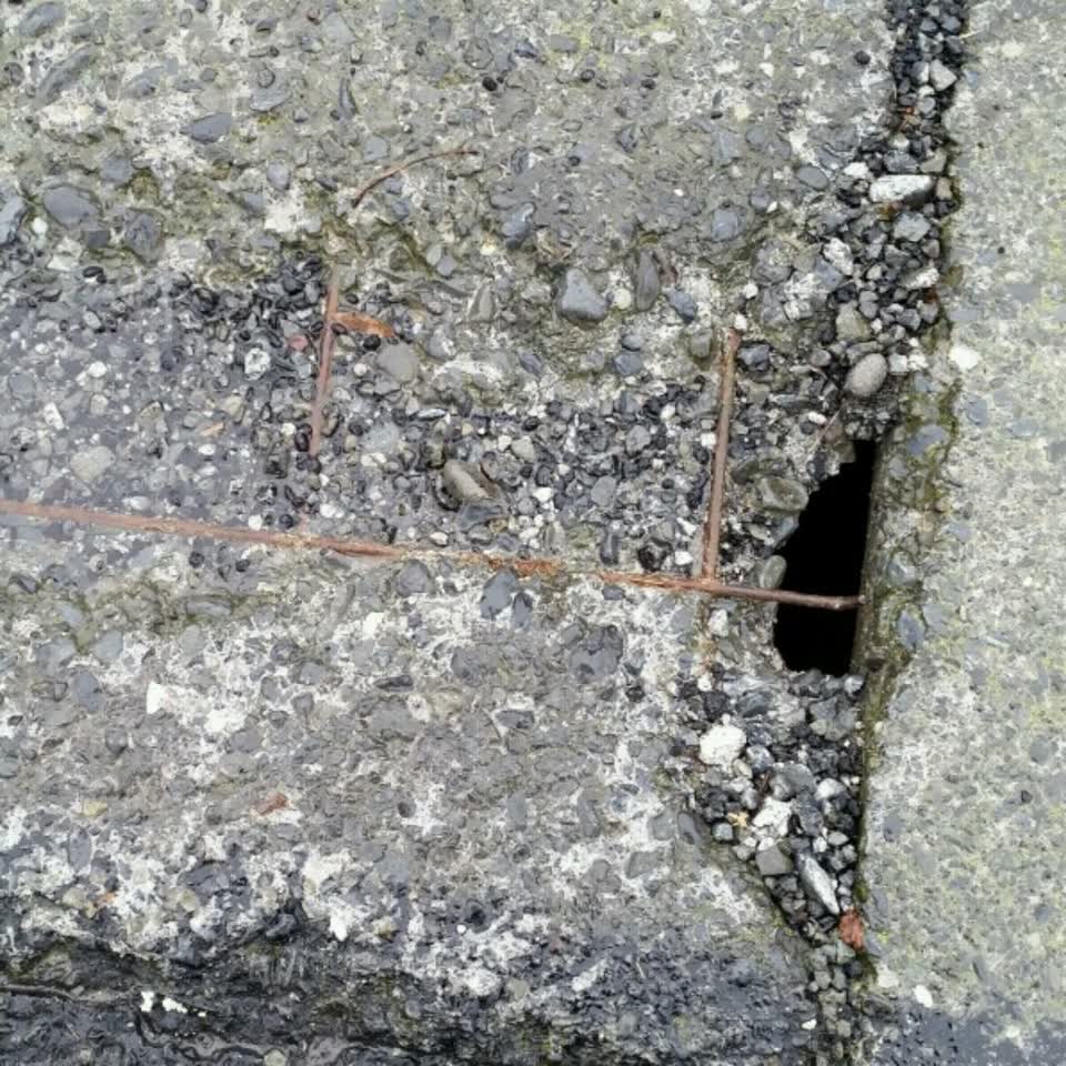 The photograph attached to this roading/streets report