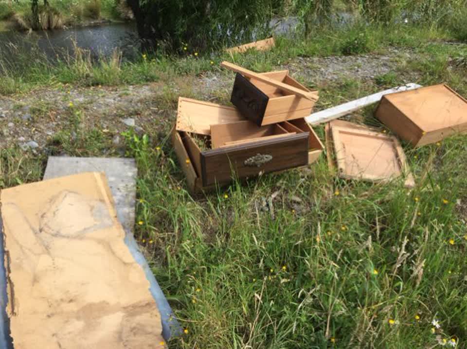The photograph attached to this rubbish/recycling report