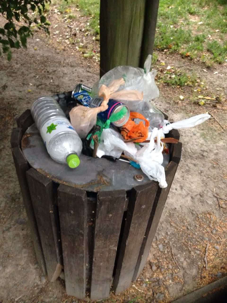 The photograph attached to this rubbish/recycling report