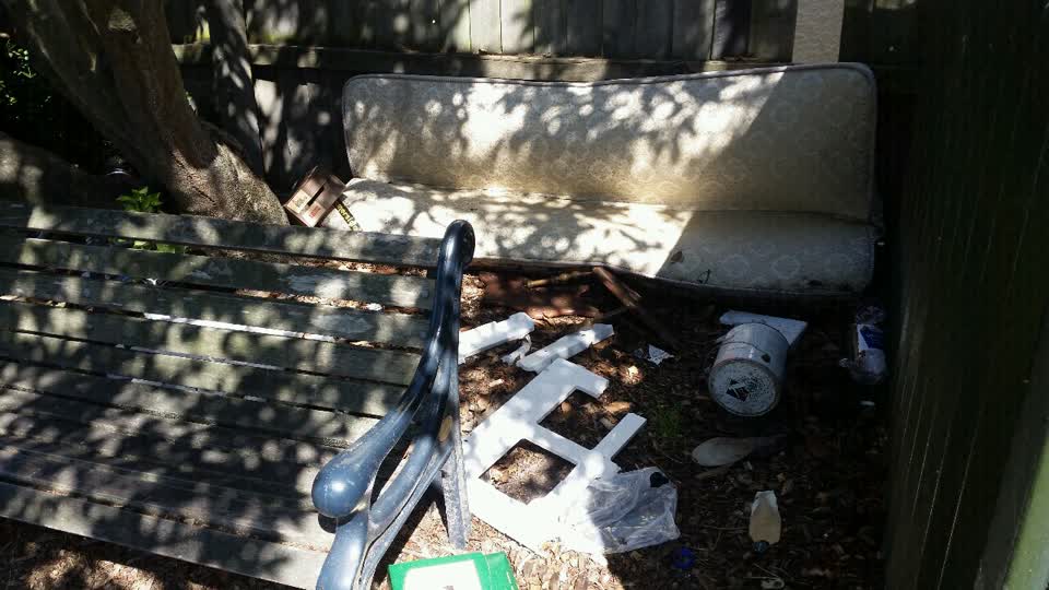 The photograph attached to this rubbish/recycling report