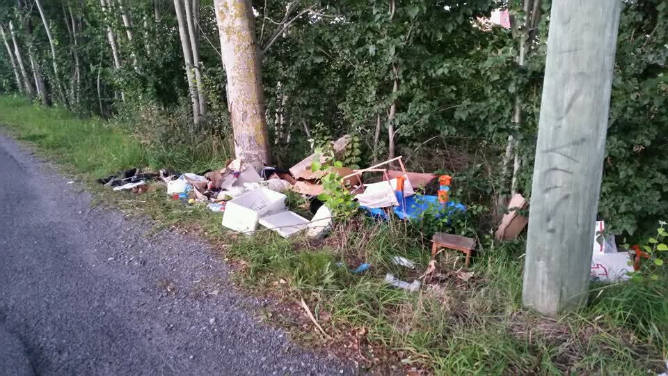 The photograph attached to this rubbish/recycling report