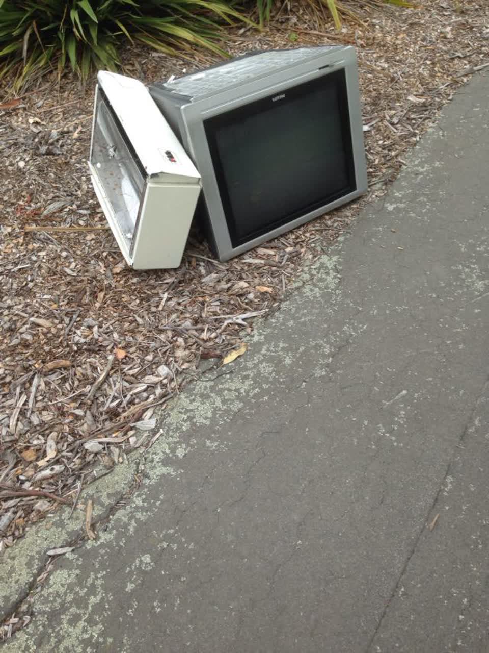The photograph attached to this rubbish/recycling report