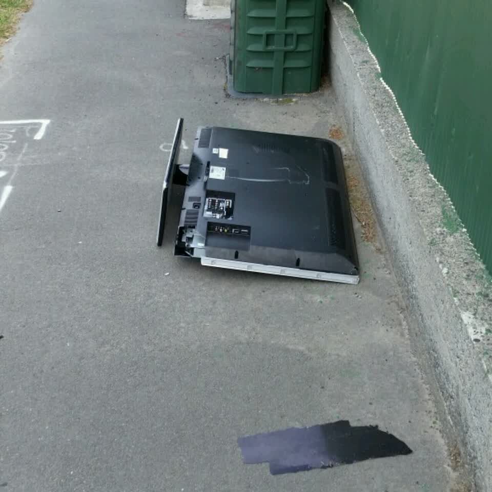 The photograph attached to this rubbish/recycling report