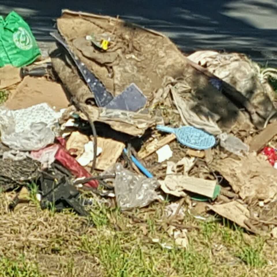 The photograph attached to this rubbish/recycling report