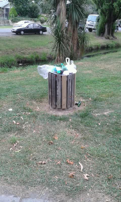 Rubbish/Recycling, a report photo