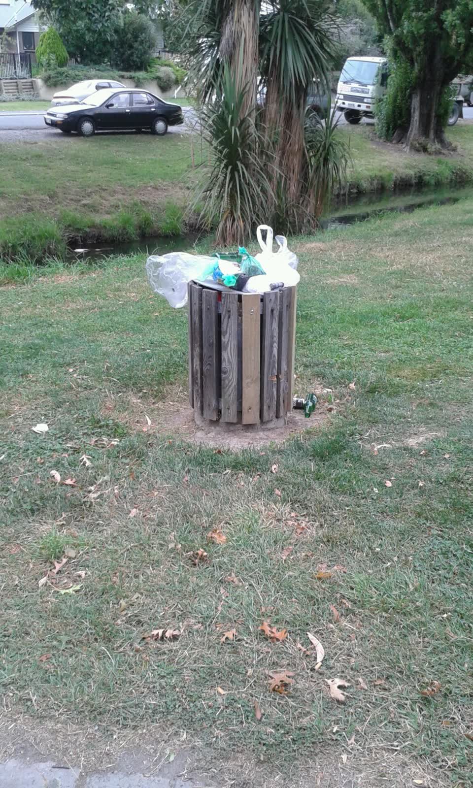 The photograph attached to this rubbish/recycling report