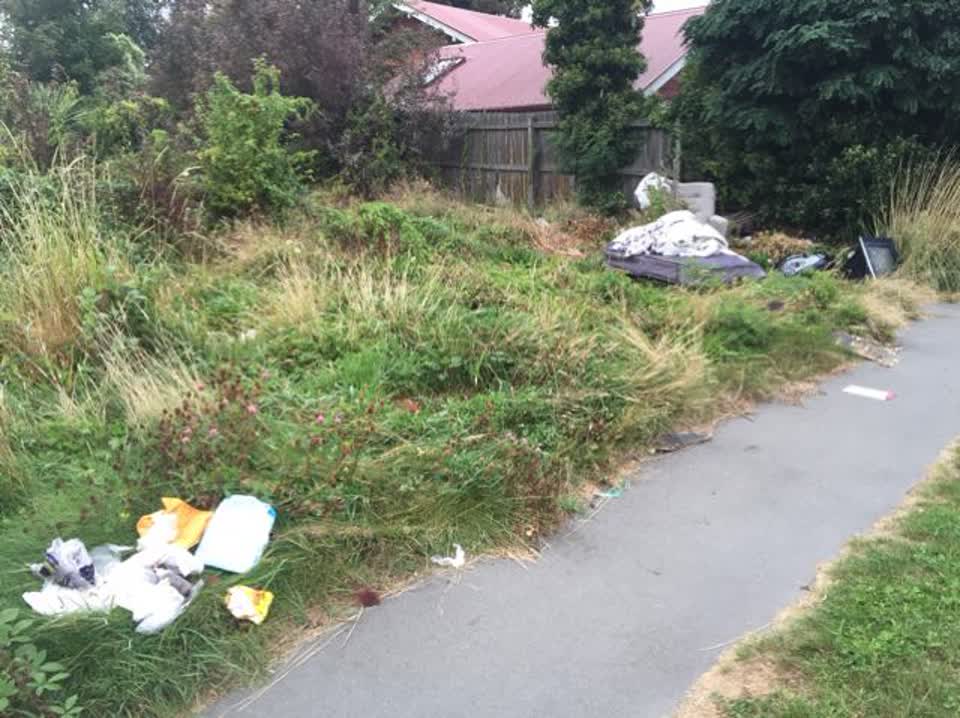 The photograph attached to this rubbish/recycling report