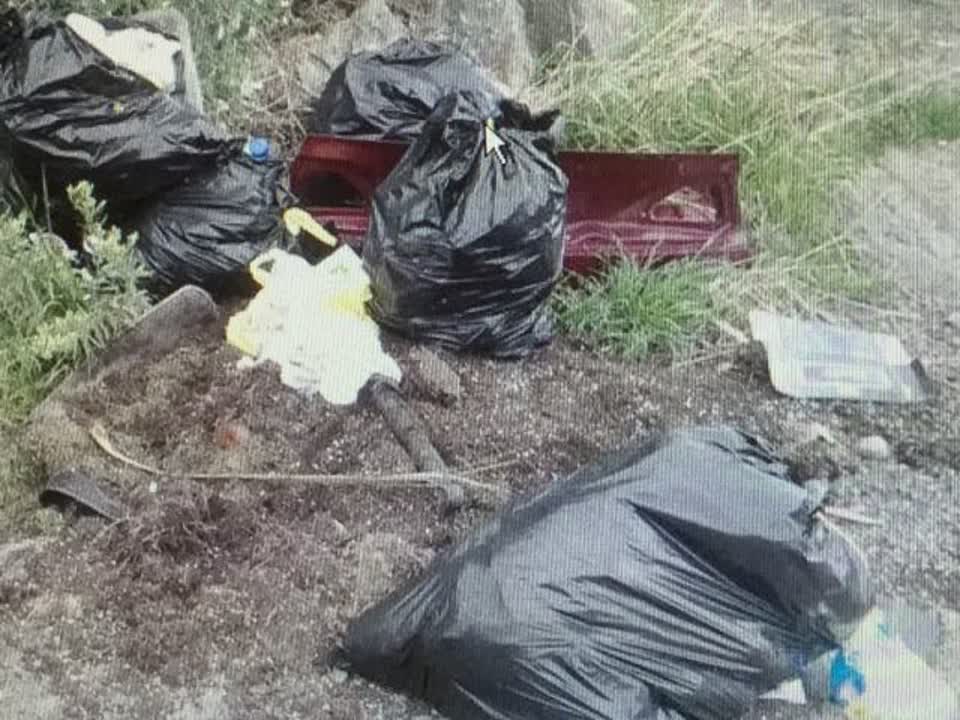 The photograph attached to this rubbish/recycling report