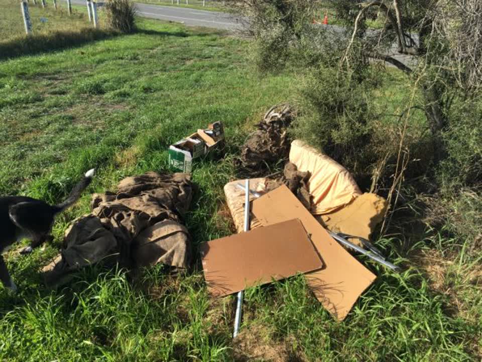 The photograph attached to this rubbish/recycling report