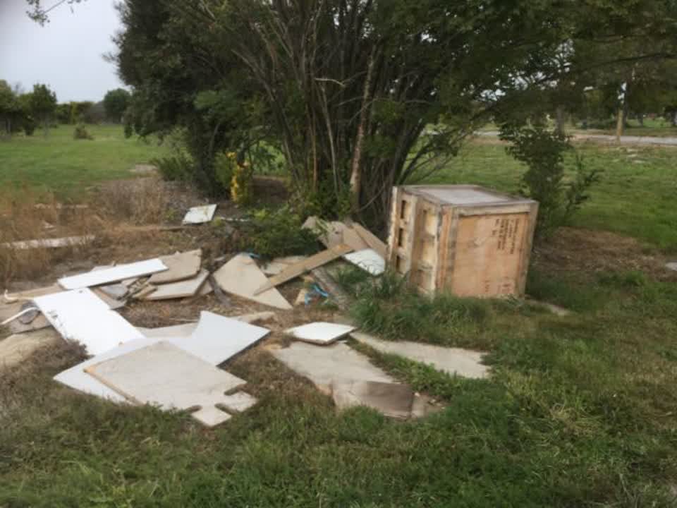 The photograph attached to this rubbish/recycling report
