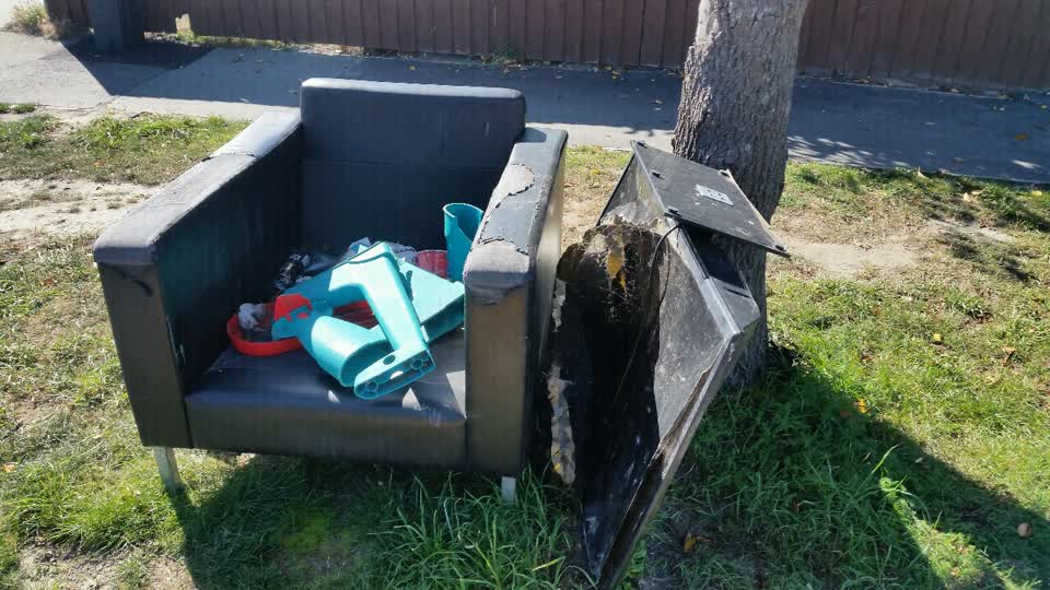 The photograph attached to this rubbish/recycling report