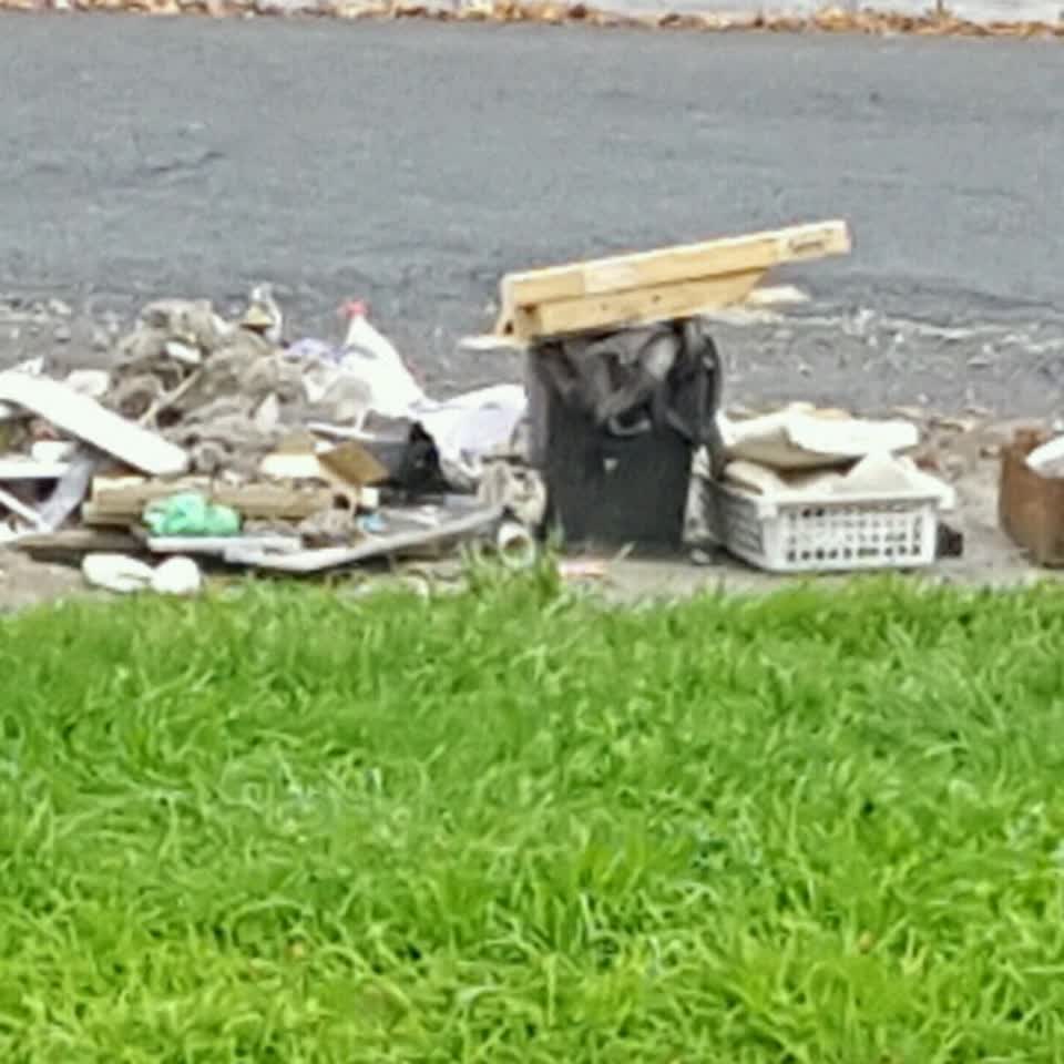 The photograph attached to this rubbish/recycling report