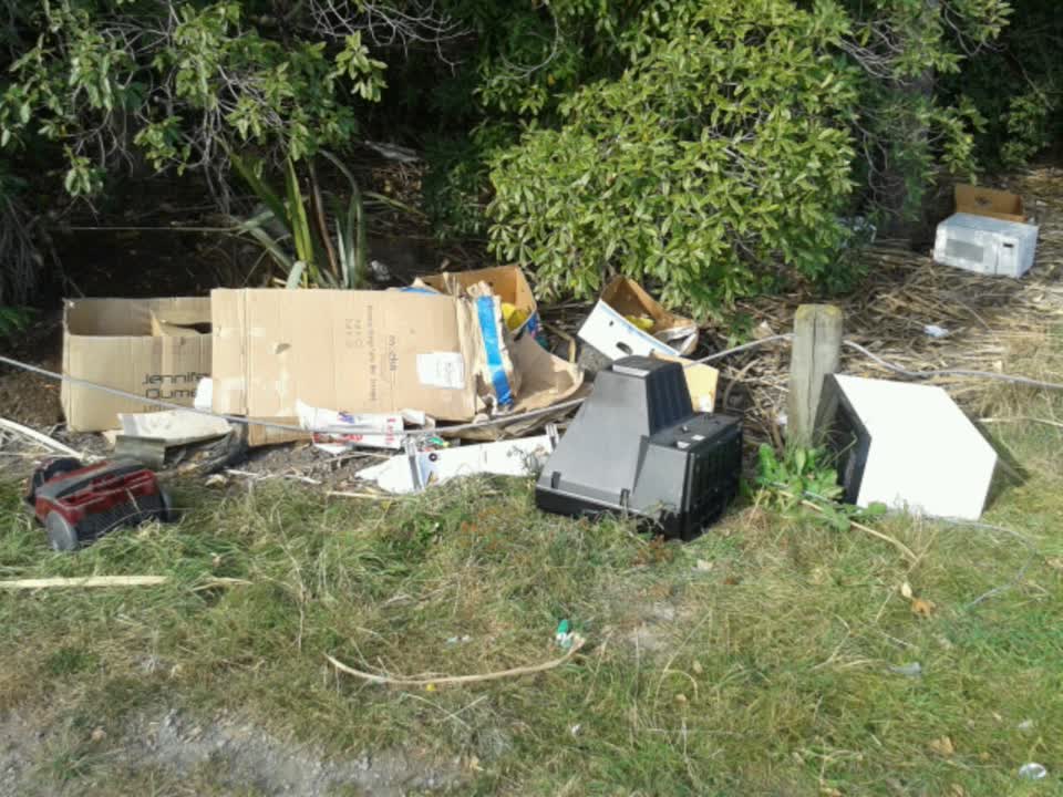 The photograph attached to this rubbish/recycling report