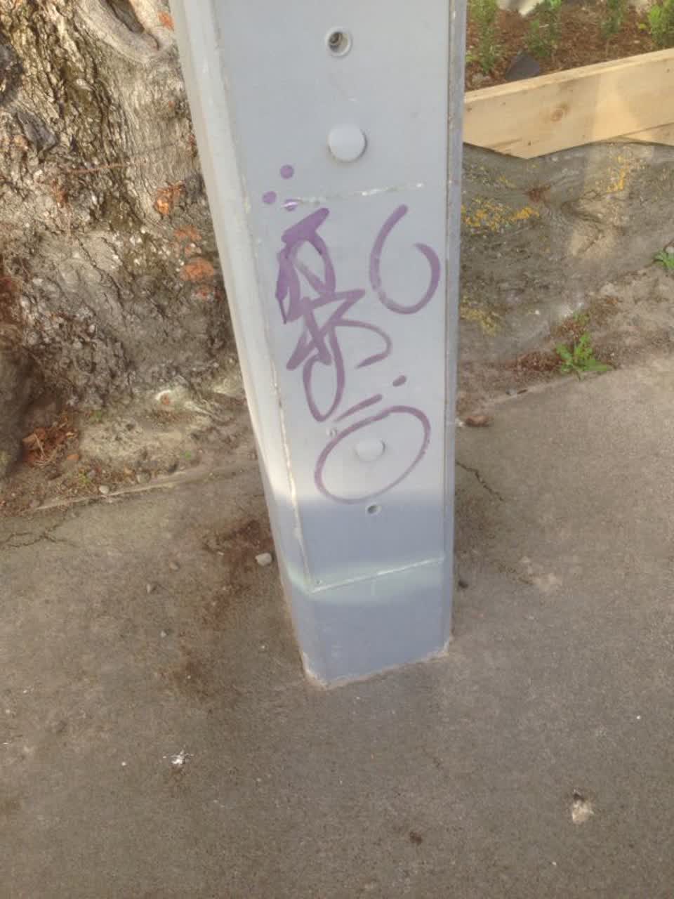 The photograph attached to this graffiti report