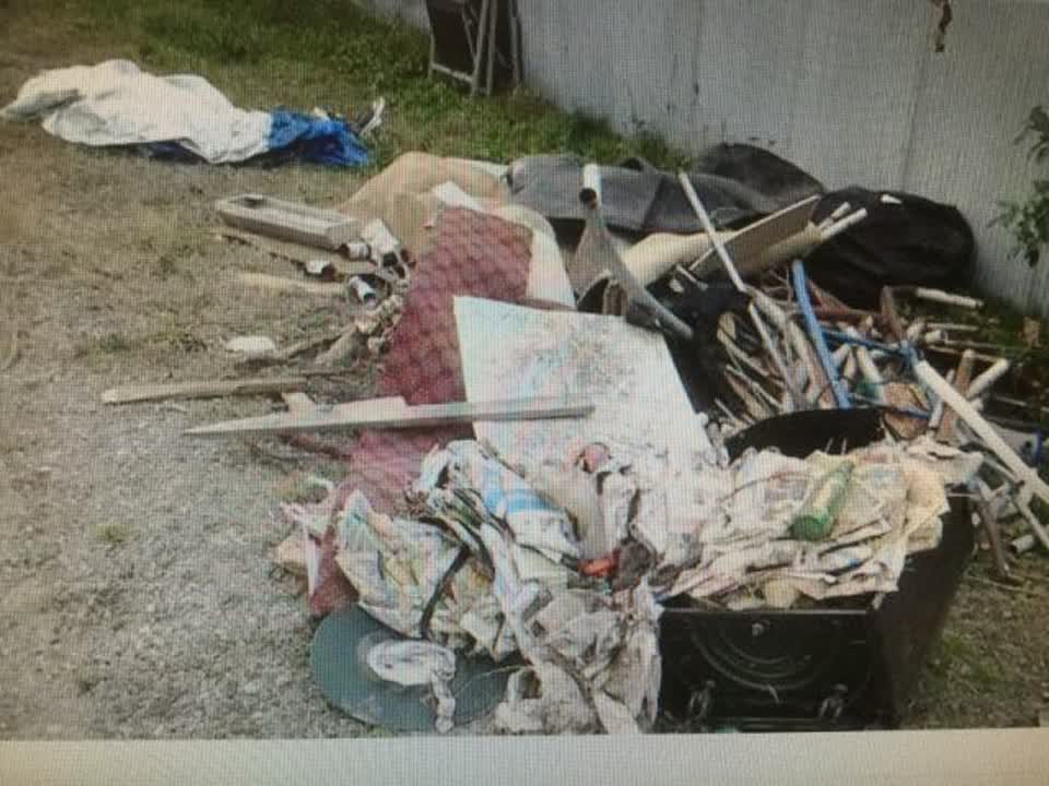 The photograph attached to this rubbish/recycling report