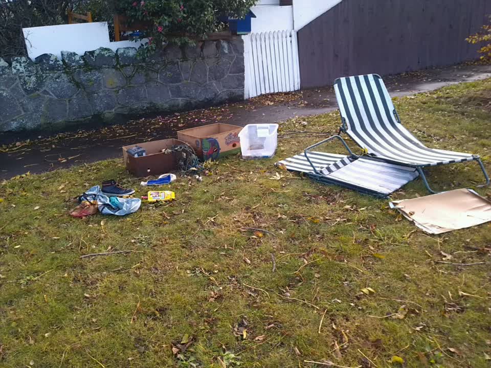 The photograph attached to this rubbish/recycling report