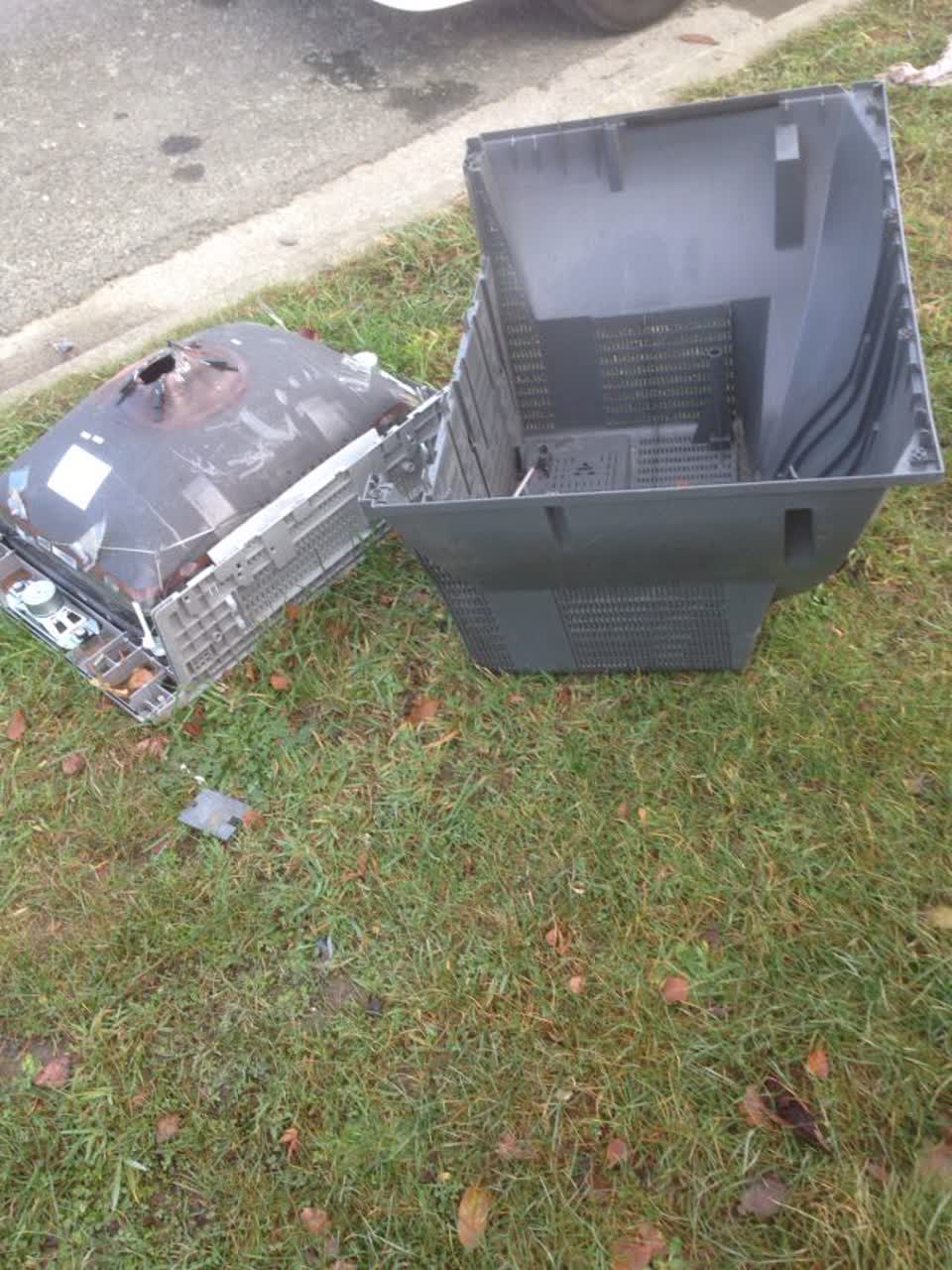 The photograph attached to this rubbish/recycling report