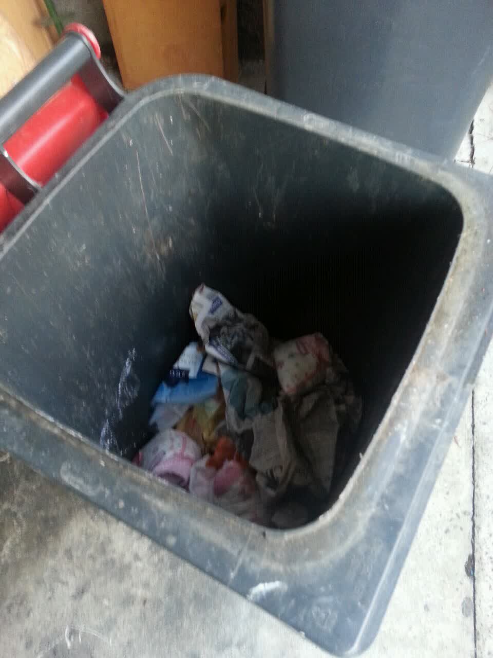 The photograph attached to this rubbish/recycling report