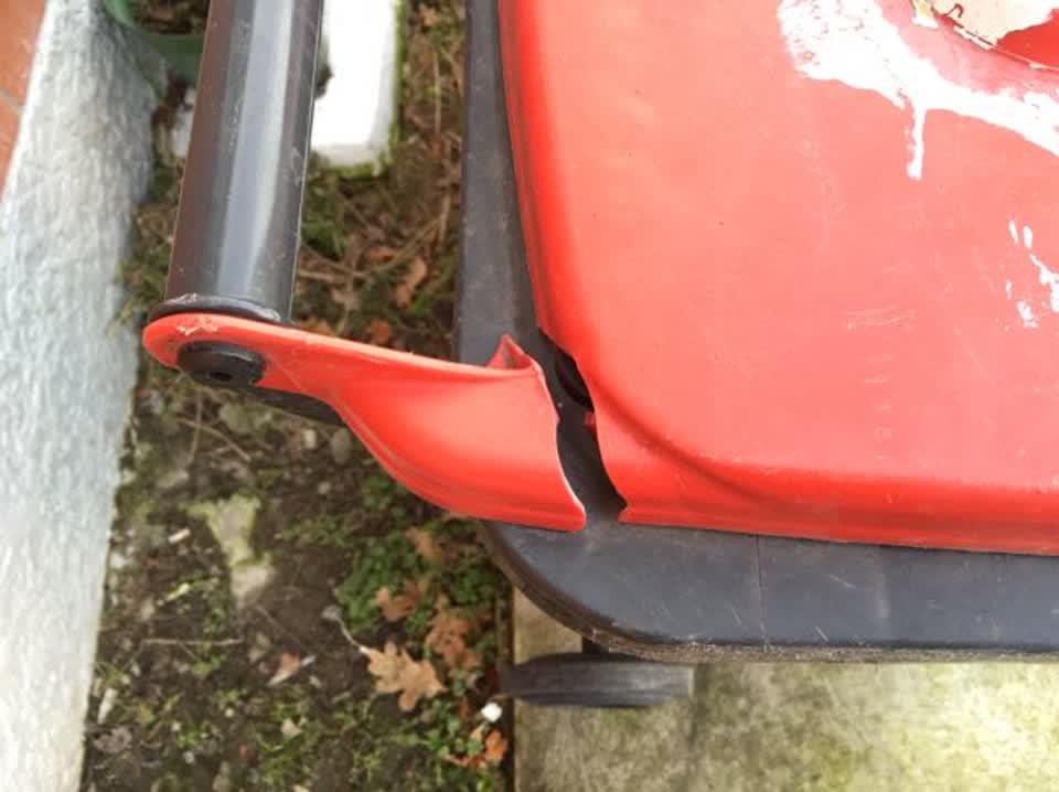 The photograph attached to this rubbish/recycling report