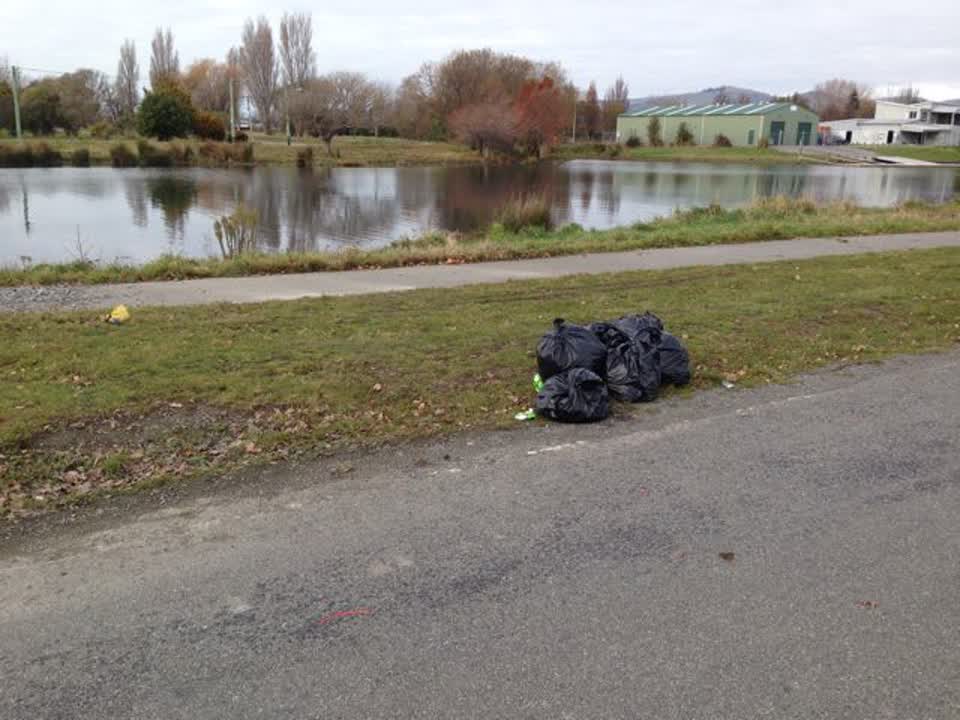 The photograph attached to this rubbish/recycling report