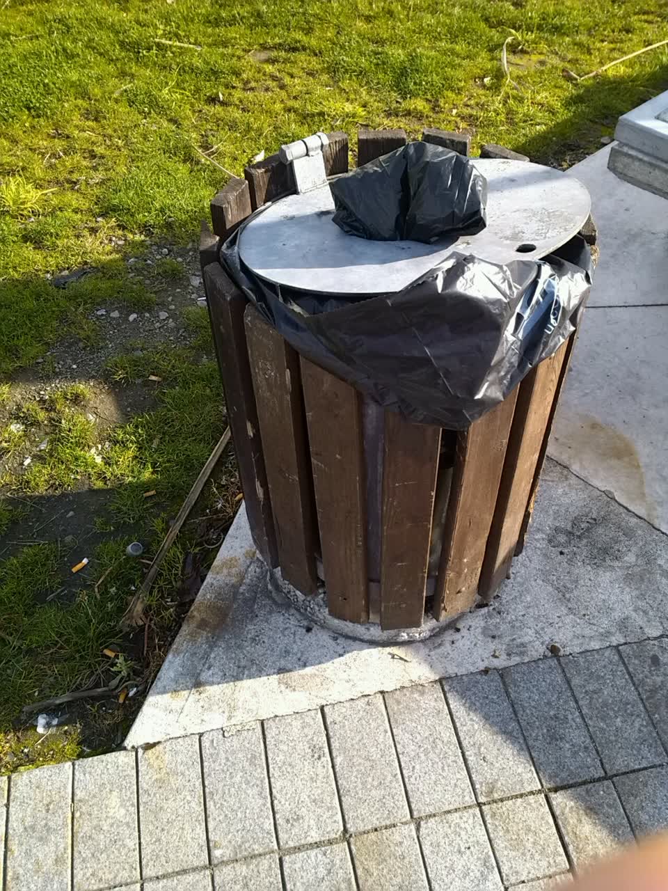 The photograph attached to this rubbish/recycling report