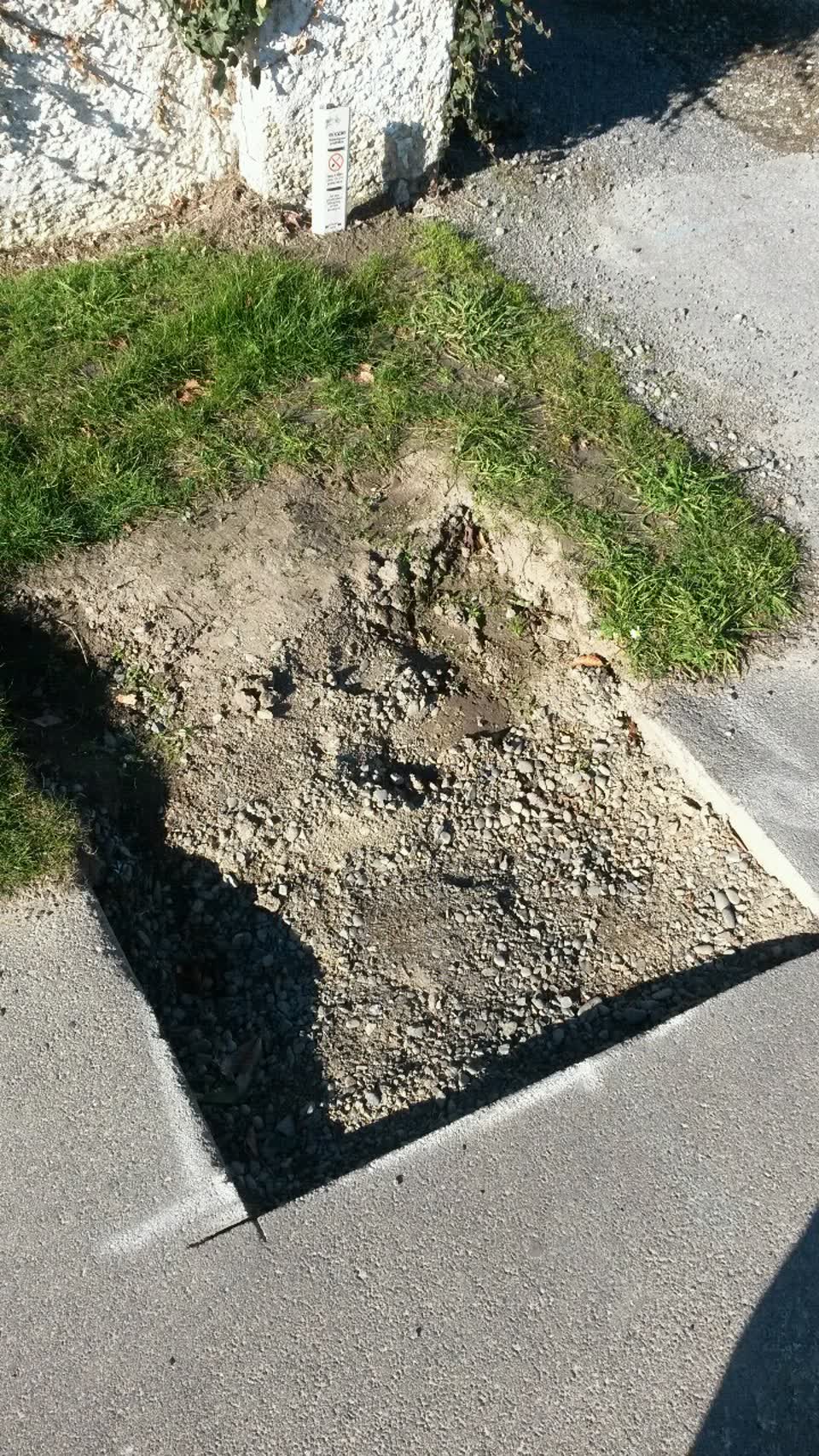 The photograph attached to this roading/streets report