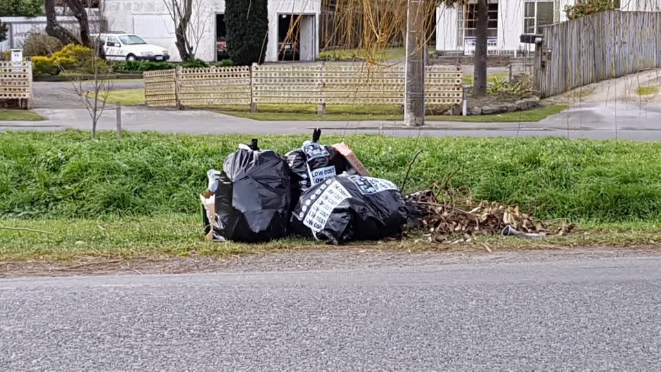 The photograph attached to this rubbish/recycling report