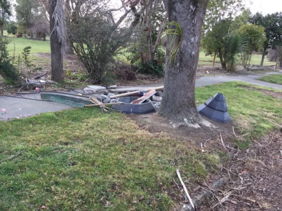 The photograph attached to this rubbish/recycling report