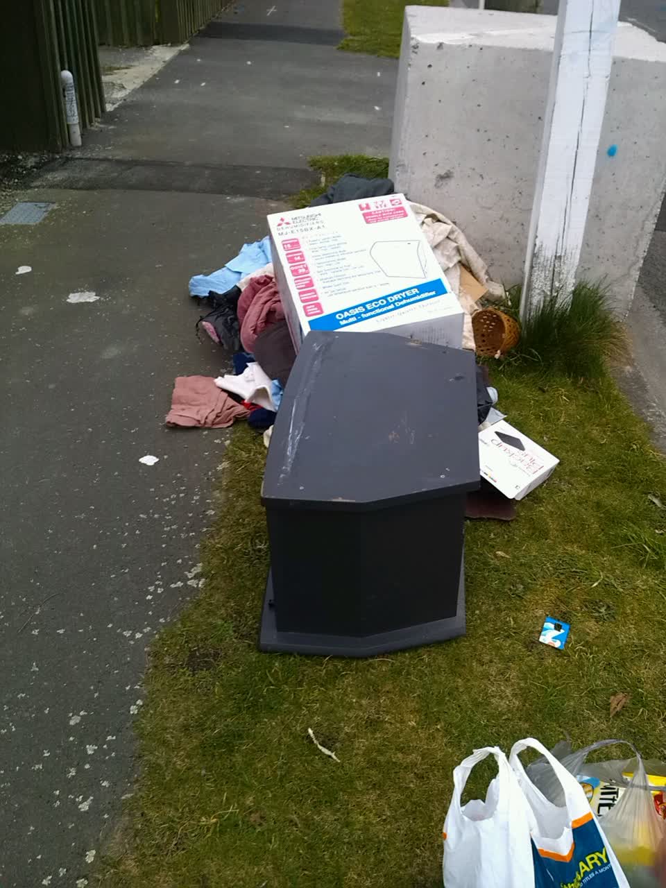 The photograph attached to this rubbish/recycling report