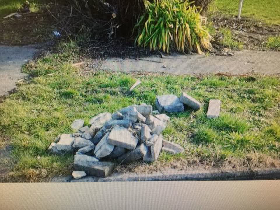 The photograph attached to this rubbish/recycling report