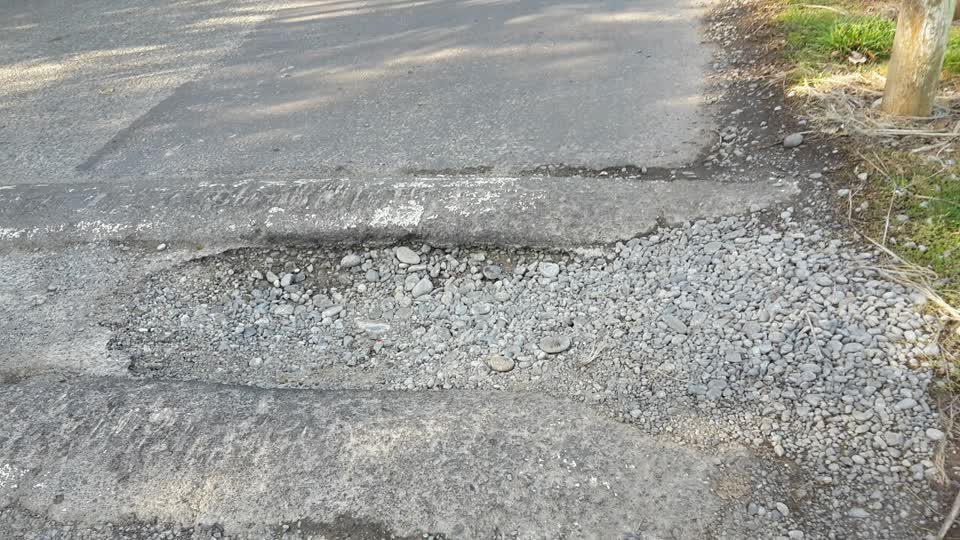 The photograph attached to this roading/streets report