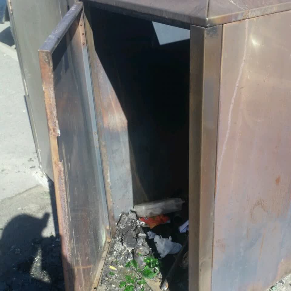 The photograph attached to this rubbish/recycling report