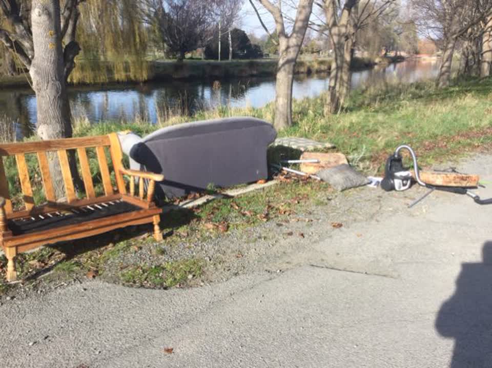 The photograph attached to this rubbish/recycling report