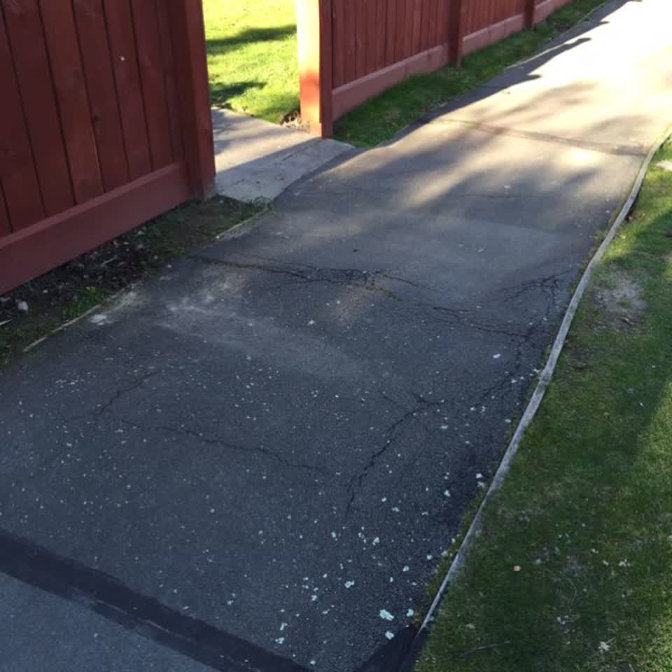 The photograph attached to this roading/streets report