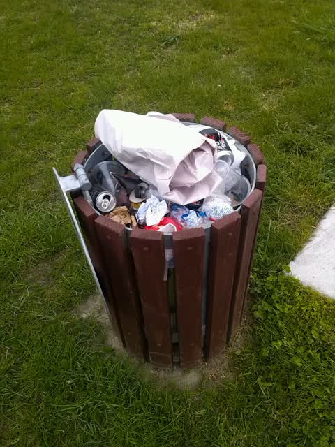 Rubbish/Recycling, a report photo