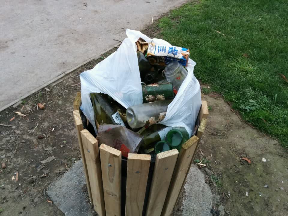 The photograph attached to this rubbish/recycling report