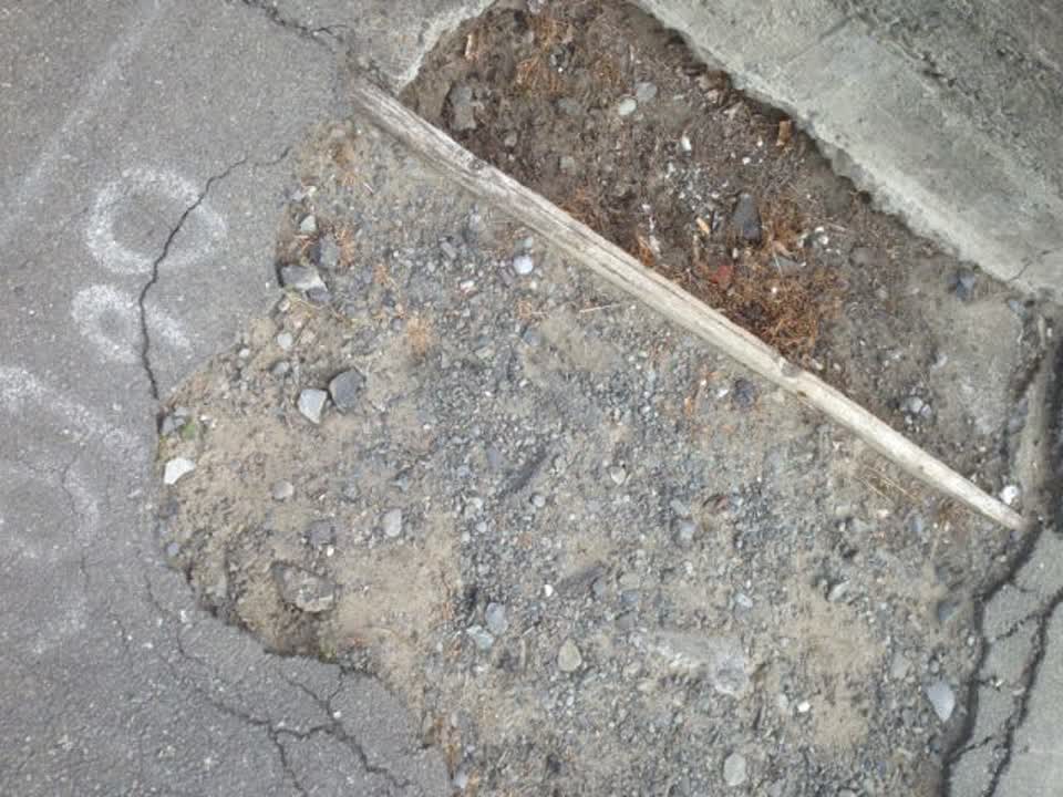 The photograph attached to this roading/streets report