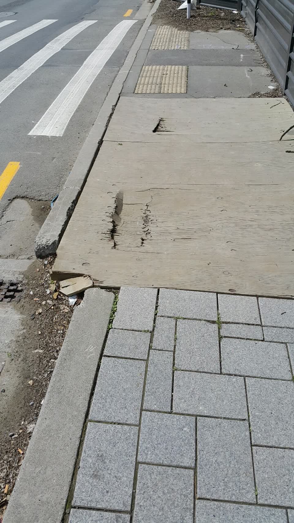 The photograph attached to this roading/streets report
