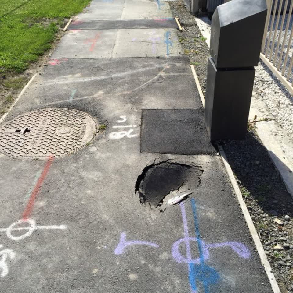 The photograph attached to this roading/streets report