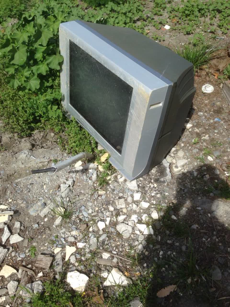 The photograph attached to this rubbish/recycling report