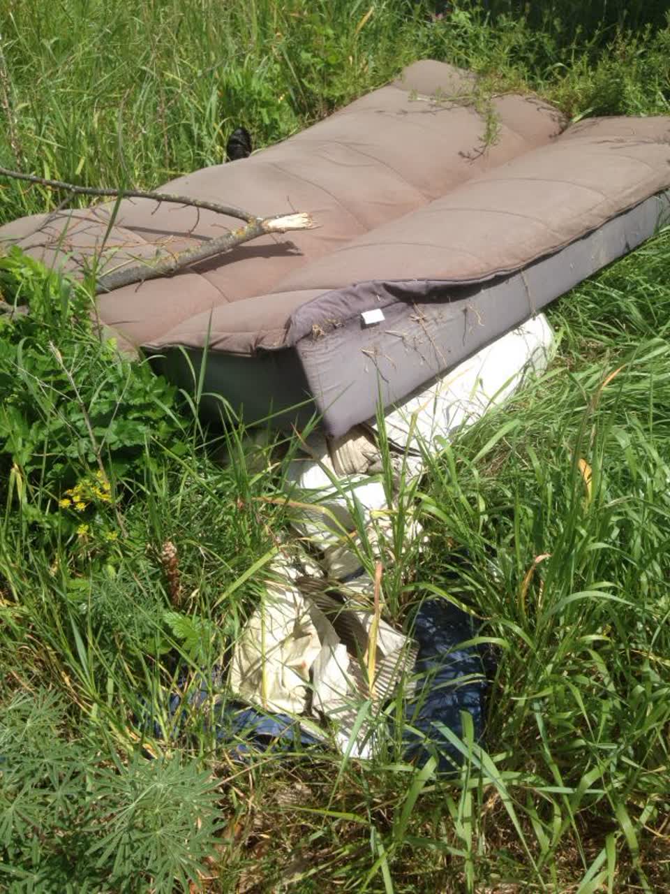 The photograph attached to this rubbish/recycling report